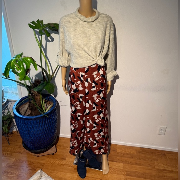 Want major power vibes? This Lush silky deep orange, navy& white jumpsuit is it - Picture 3 of 14